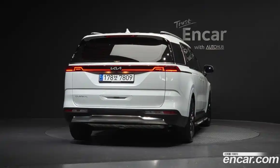 Kia Canival 2023 3.5 Автомат в Москве № 460018, фото 4