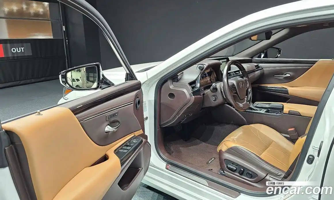 Lexus ES 2019 2.5 Автомат в Москве № 168132, фото 16