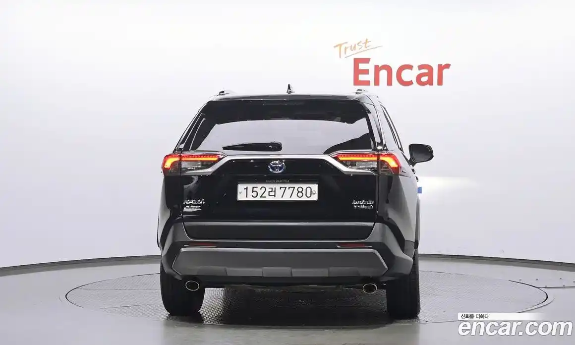 Toyota RAV4 2021 2.5 Автомат в Москве № 199653, фото 4