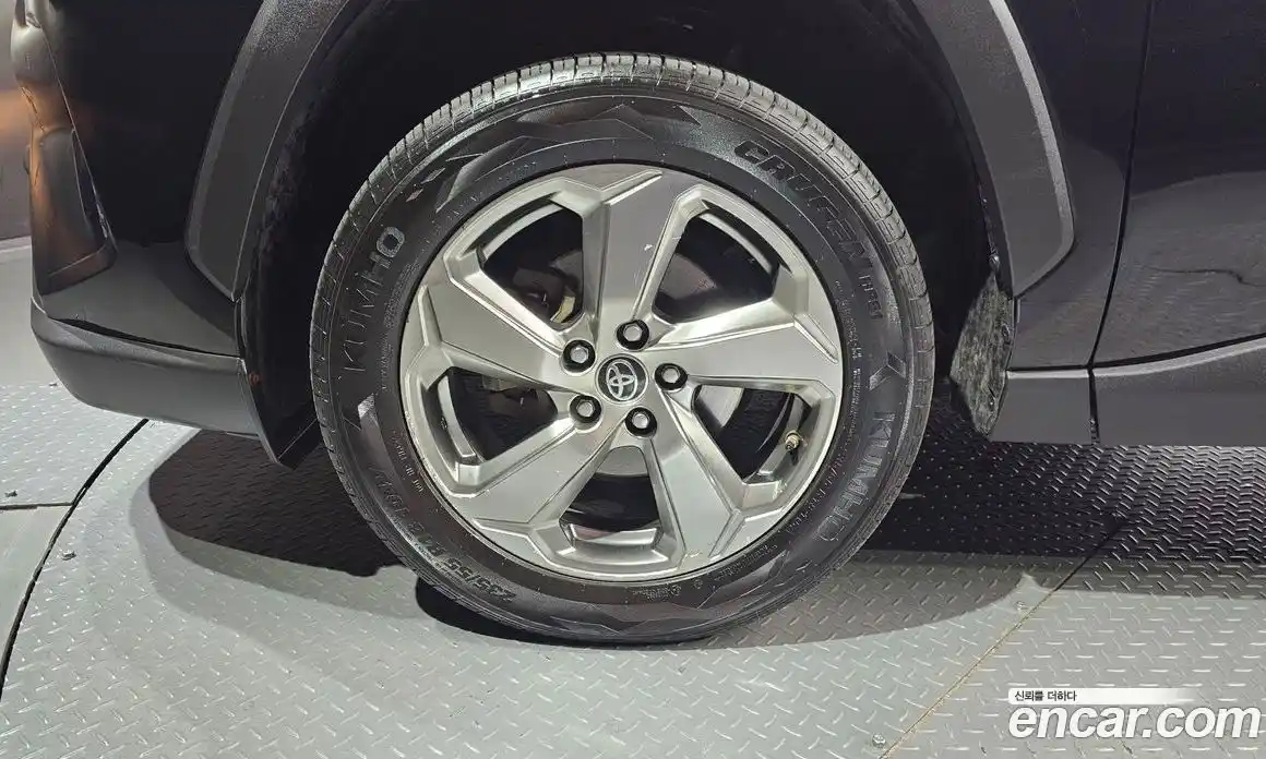 Toyota RAV4 2021 2.5 Автомат в Москве № 199653, фото 5