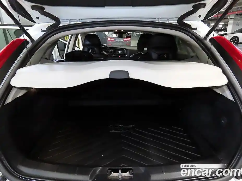 Volvo V40 2016 2.0 Автомат в Москве № 164871, фото 17