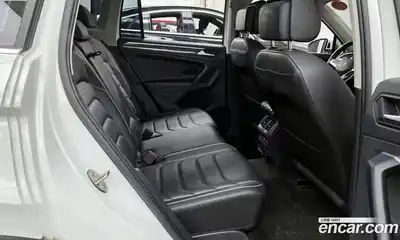 Volkswagen Tiguan 2023 2.0 Автомат в Москве № 215065, миниатюра 3