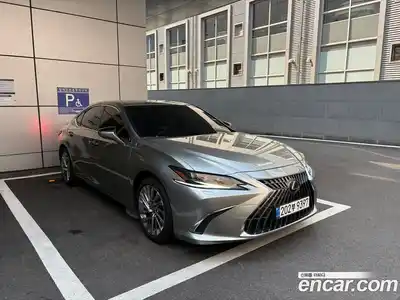 Lexus ES, 2025