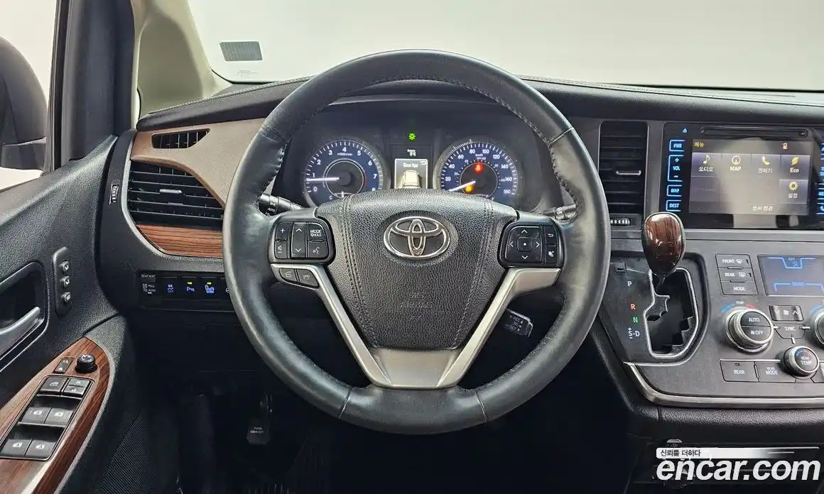 Toyota Sienna 2016 3.5 Автомат в Москве № 524764, фото 12