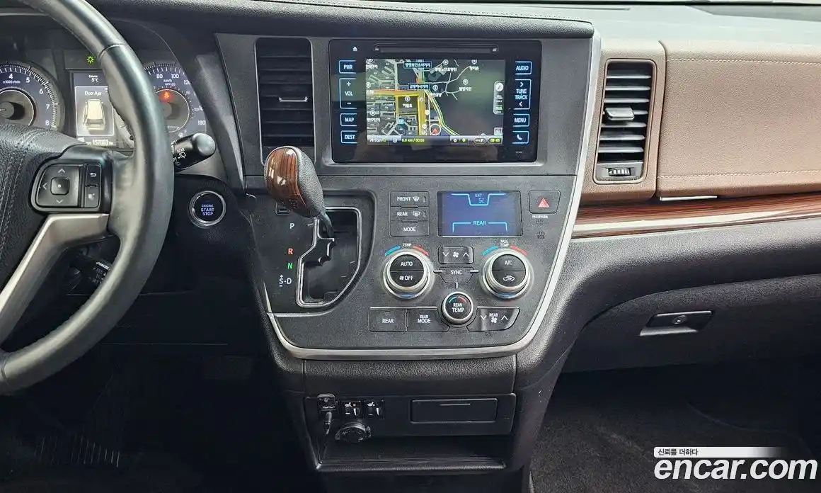 Toyota Sienna 2016 3.5 Автомат в Москве № 524764, фото 19