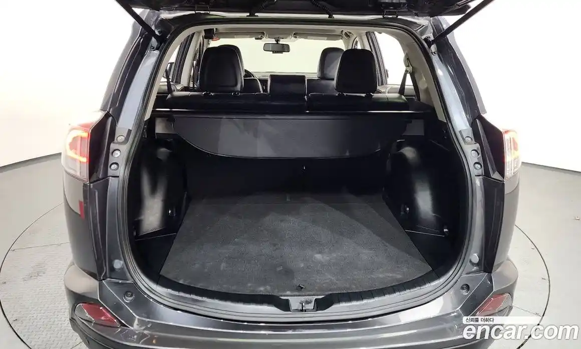 Toyota RAV4 2018 2.5 Автомат в Москве № 536446, фото 20