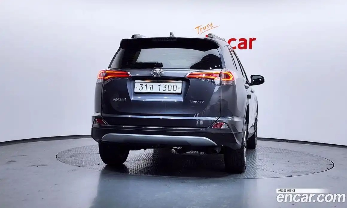 Toyota RAV4 2018 2.5 Автомат в Москве № 536446, фото 4