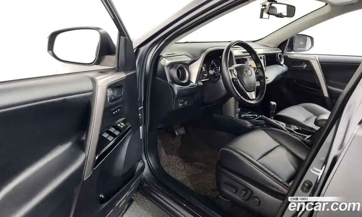 Toyota RAV4 2018 2.5 Автомат в Москве № 536446, фото 10