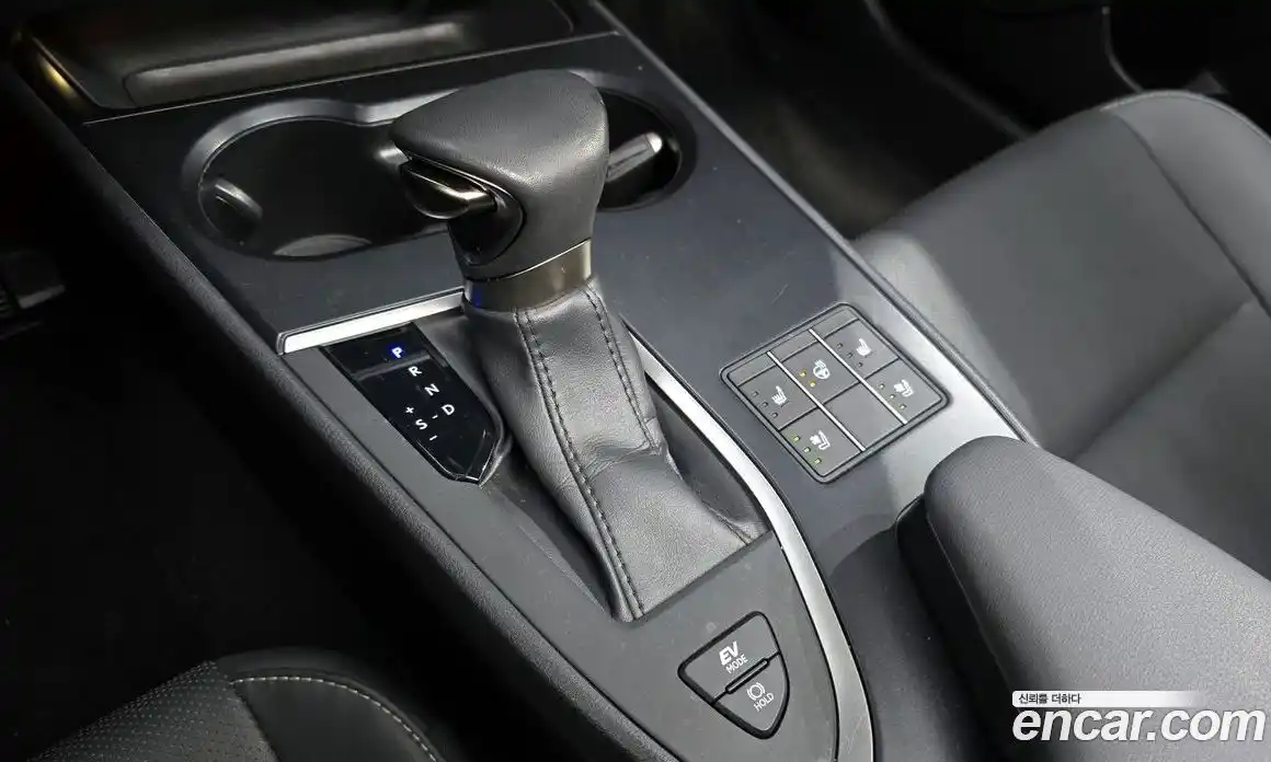 Lexus UX 2024 2.0 Автомат в Москве № 198827, фото 16