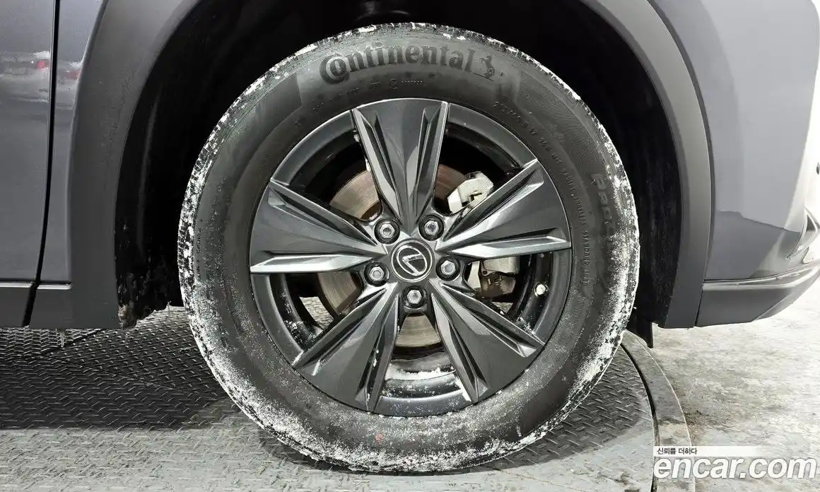 Lexus UX 2024 2.0 Автомат в Москве № 198827, фото 9