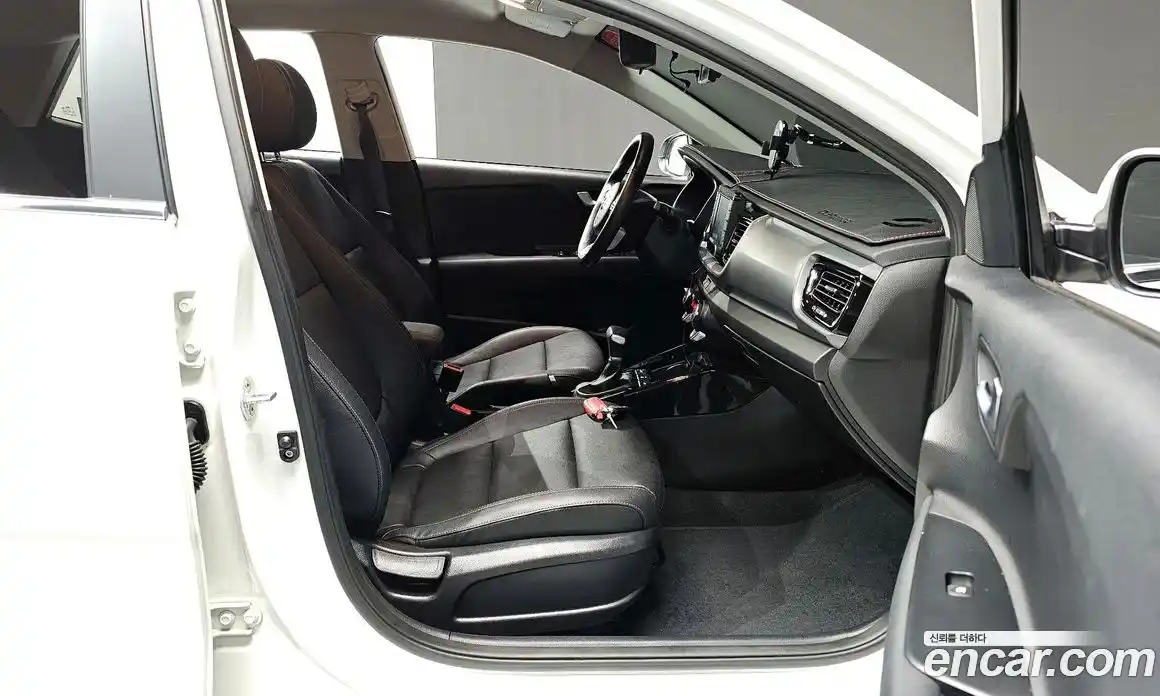 Kia Stonic 2019 1.4 Автомат в Москве № 532563, фото 11