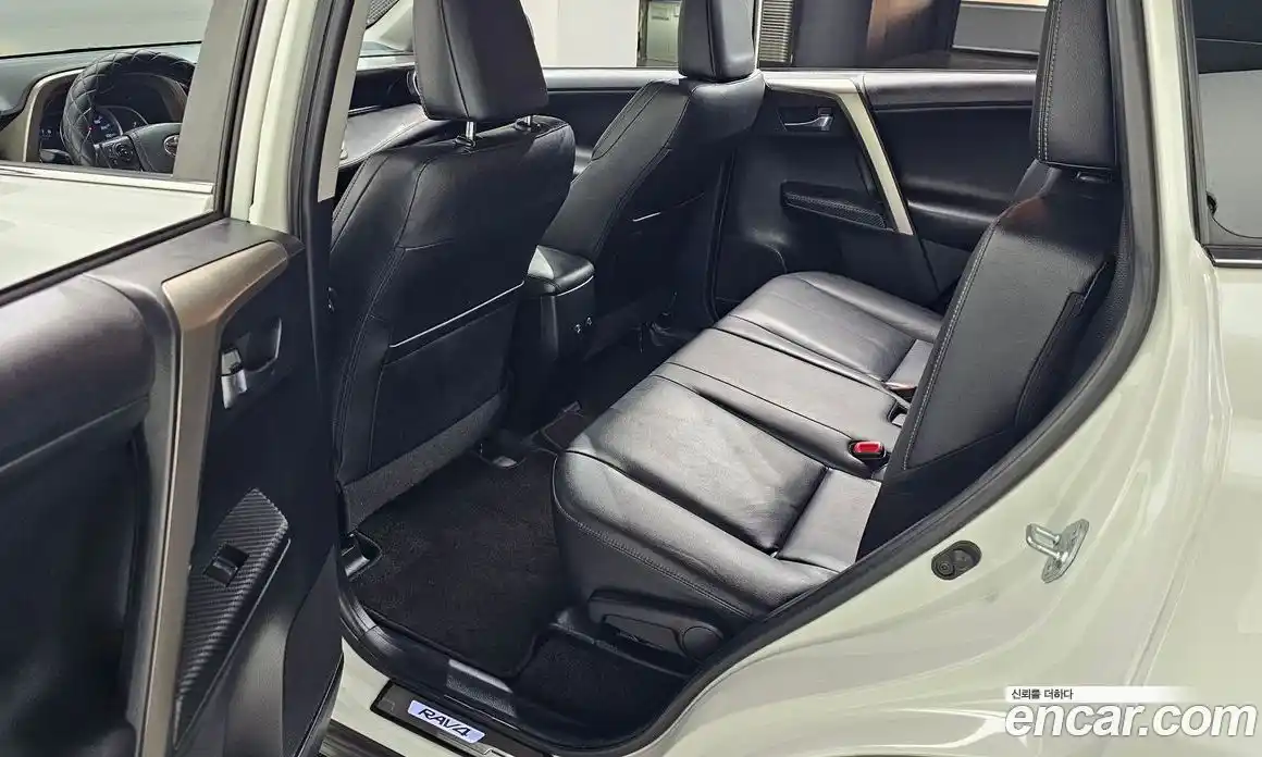 Toyota RAV4 2015 2.5 Автомат в Москве № 537398, фото 12