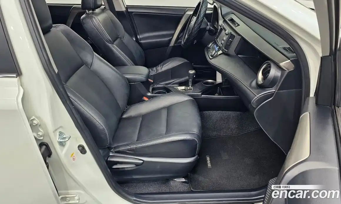 Toyota RAV4 2015 2.5 Автомат в Москве № 537398, фото 10