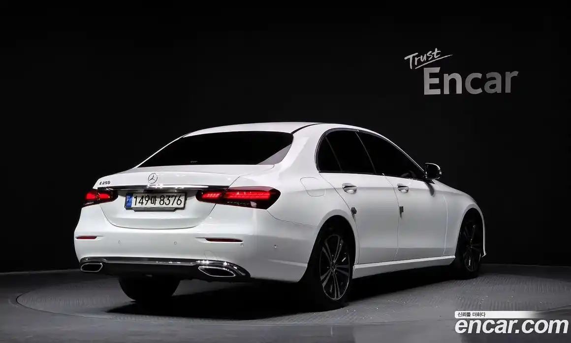 Mercedes-Benz E-Class 2021 2.0 Автомат в Москве № 543142, фото 2