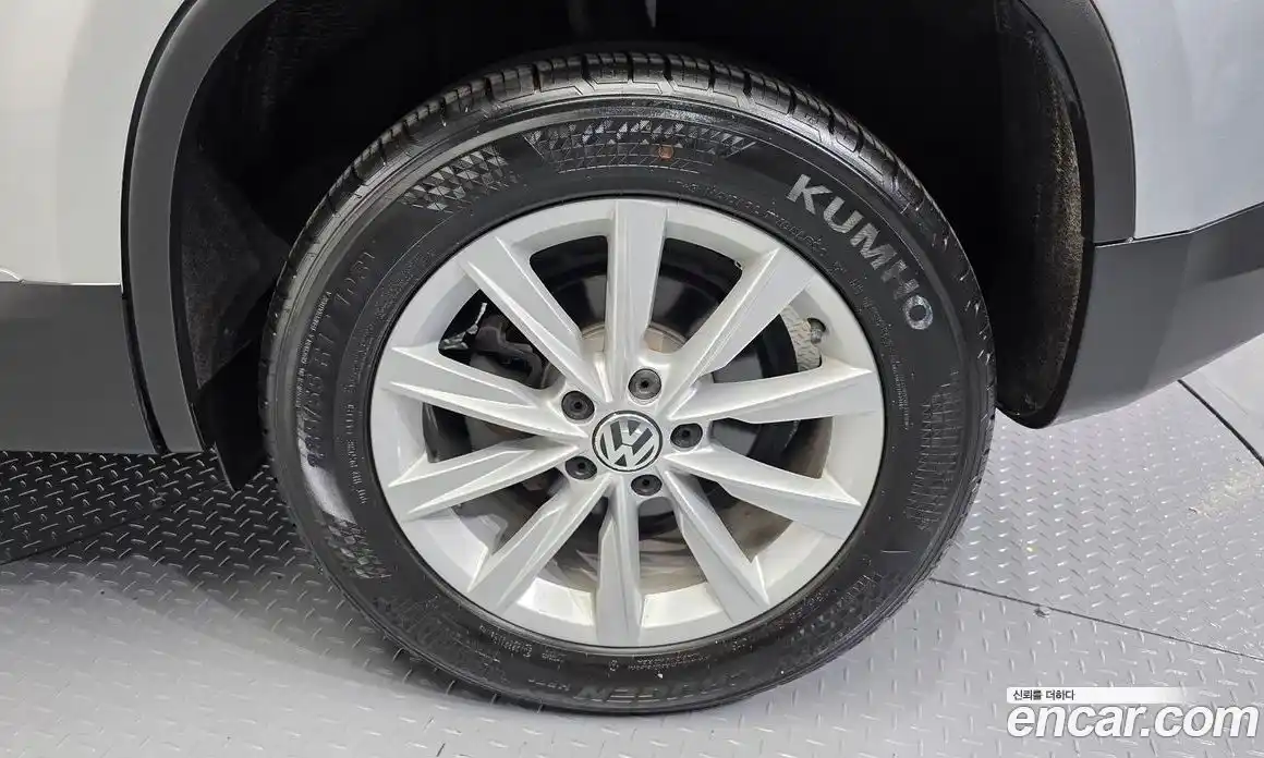 Volkswagen Tiguan 2014 2.0 Автомат в Москве № 547384, фото 5