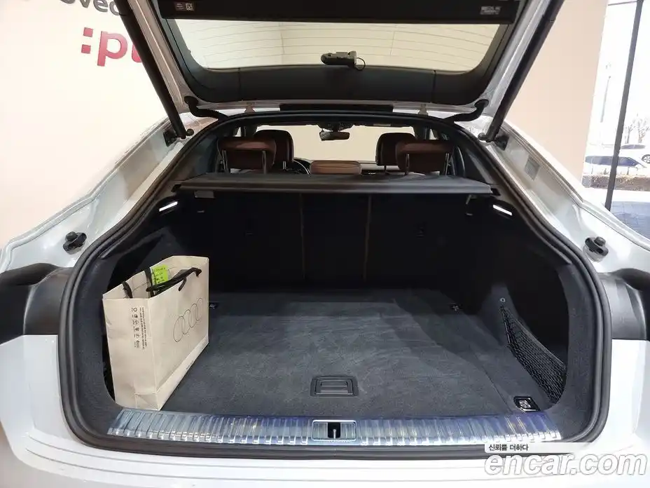 Audi Q8 e-tron 2024 0.2 Автомат в Москве № 230279, фото 14