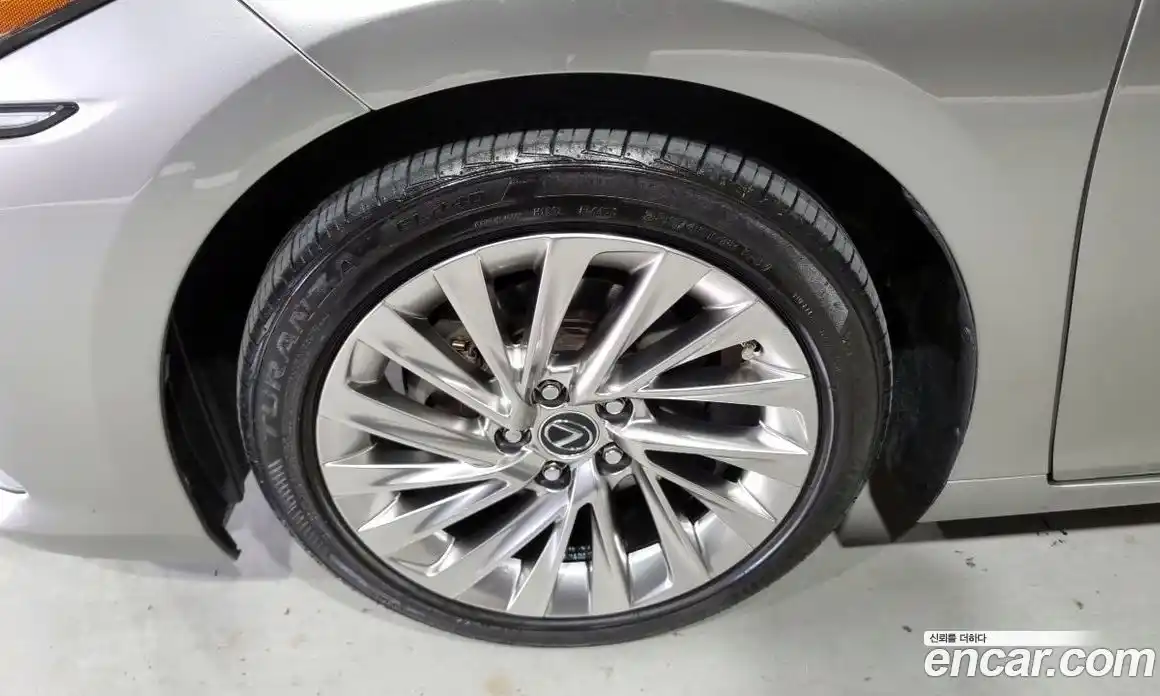 Lexus ES 2019 2.5 Автомат в Москве № 275908, фото 6