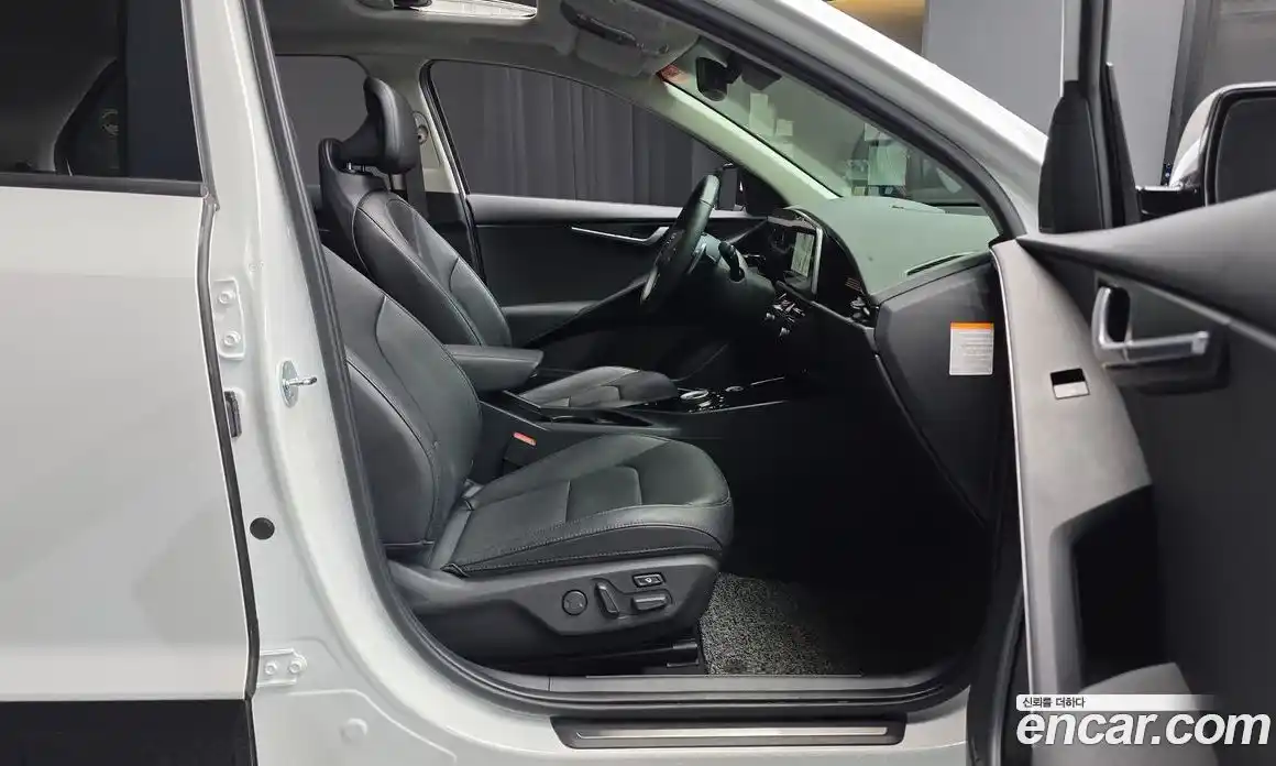 Kia Niro 2023 1.6 Автомат в Москве № 308387, фото 20