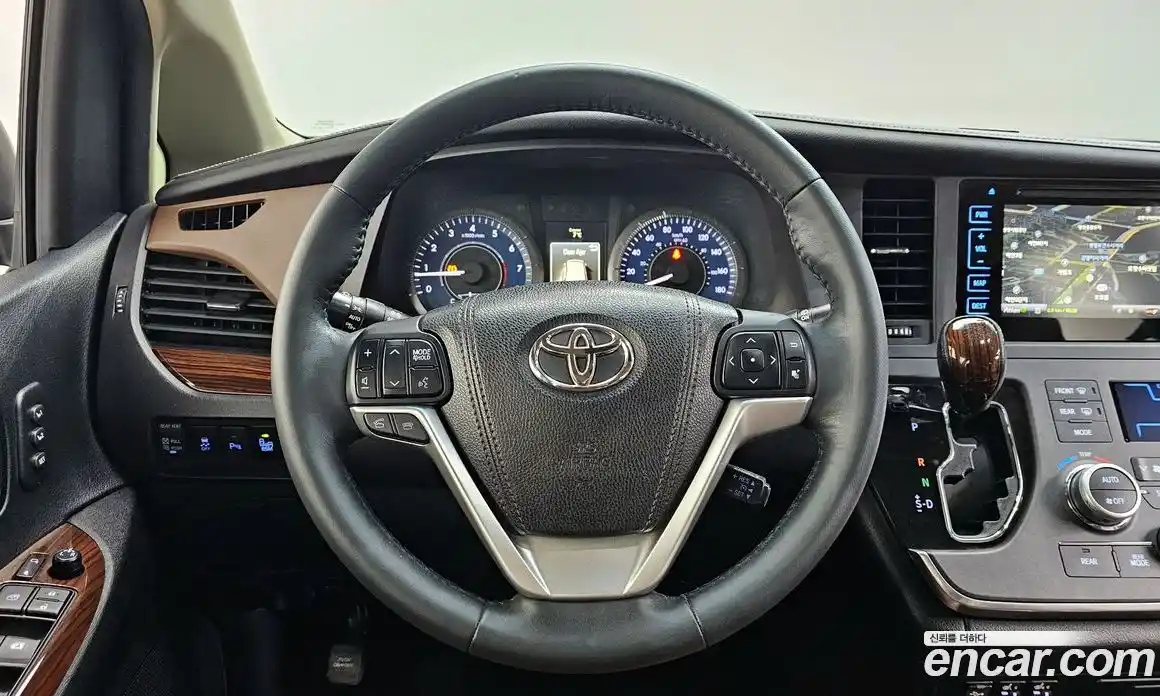 Toyota Sienna 2015 3.5 Автомат в Москве № 473051, фото 12