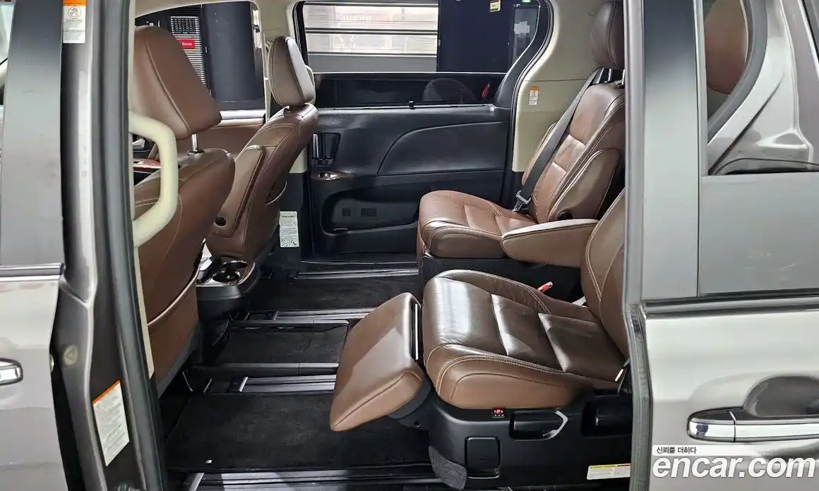 Toyota Sienna 2015 3.5 Автомат в Москве № 473051, фото 13