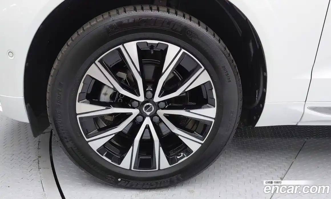 Volvo XC60 2023 2.0 Автомат в Москве № 497908, фото 13