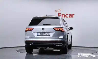 Volkswagen Tiguan 2023 2.0 Автомат в Москве № 499907, миниатюра 4