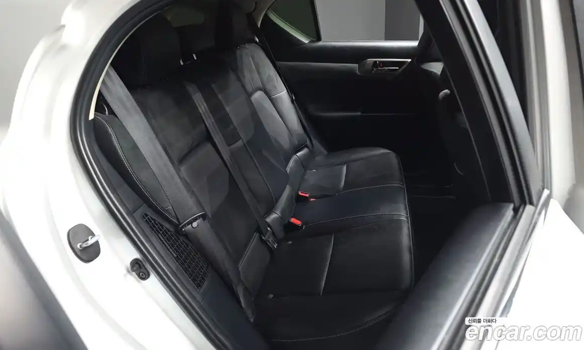 Lexus CT200h 2018 1.8 Автомат в Москве № 275583, фото 12