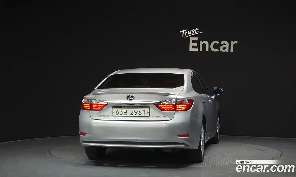 Lexus ES 2015 2.5 Автомат в Москве № 499659, фото 4