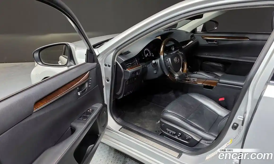 Lexus ES 2015 2.5 Автомат в Москве № 499659, фото 10