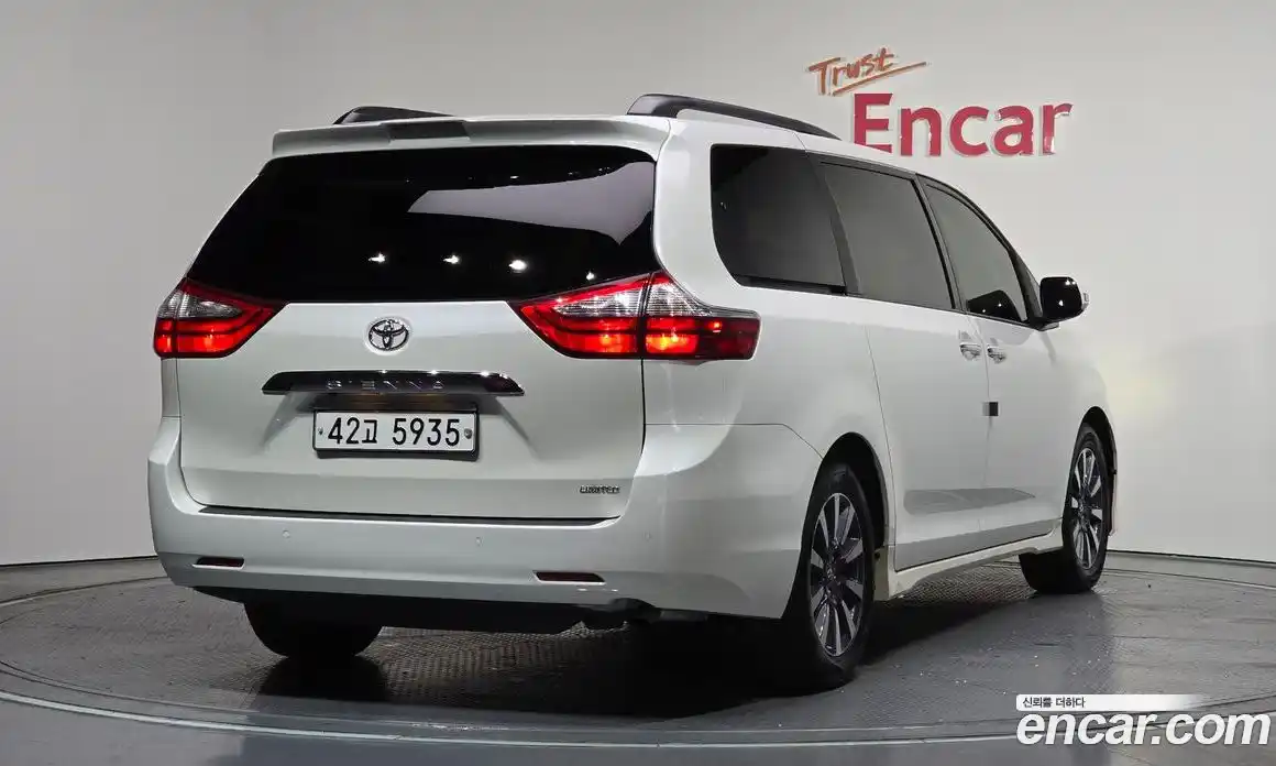 Toyota Sienna 2018 3.5 Автомат в Москве № 402136, фото 1
