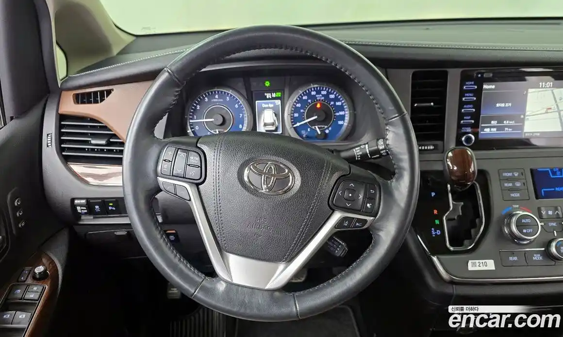 Toyota Sienna 2018 3.5 Автомат в Москве № 402136, фото 12