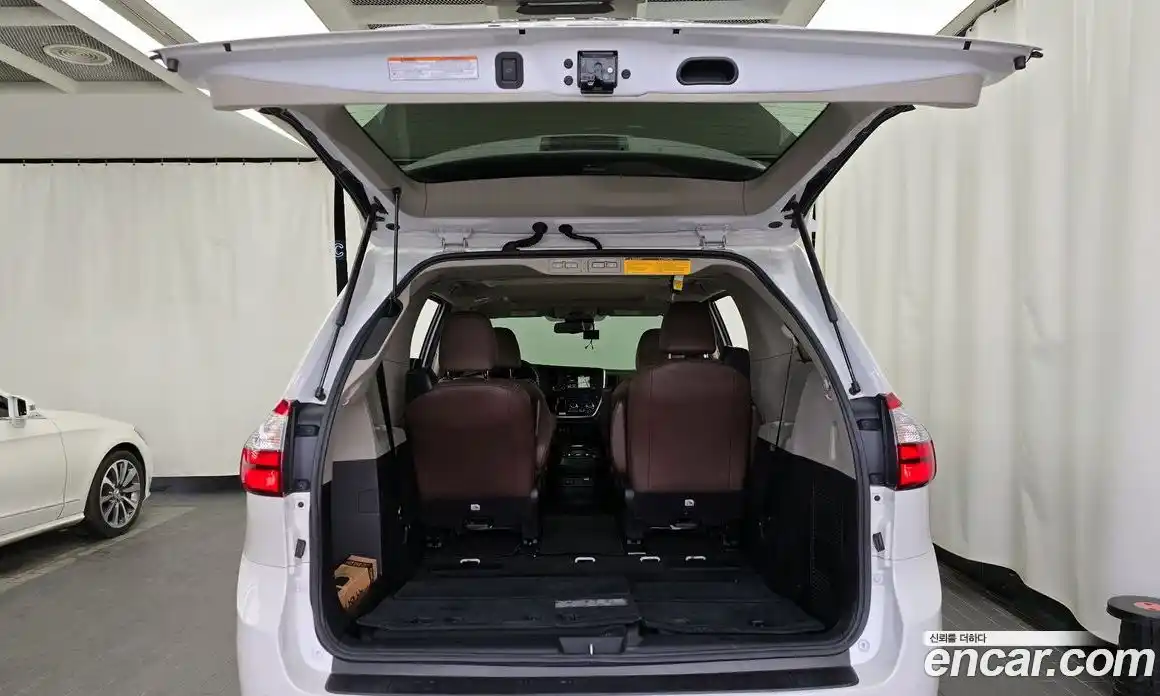 Toyota Sienna 2018 3.5 Автомат в Москве № 402136, фото 19