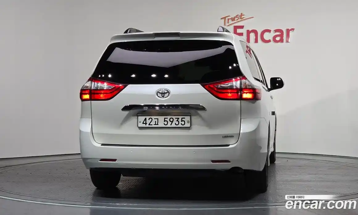 Toyota Sienna 2018 3.5 Автомат в Москве № 402136, фото 3