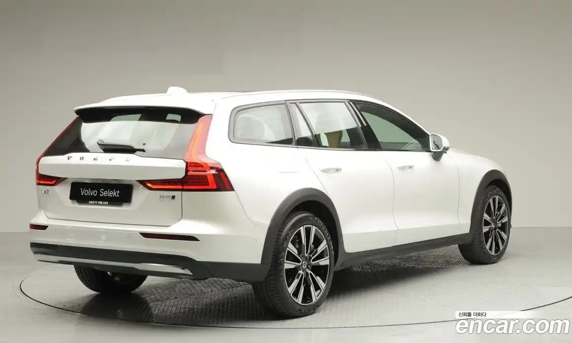 Volvo V60 2025 2.0 Автомат в Москве № 430242, фото 4