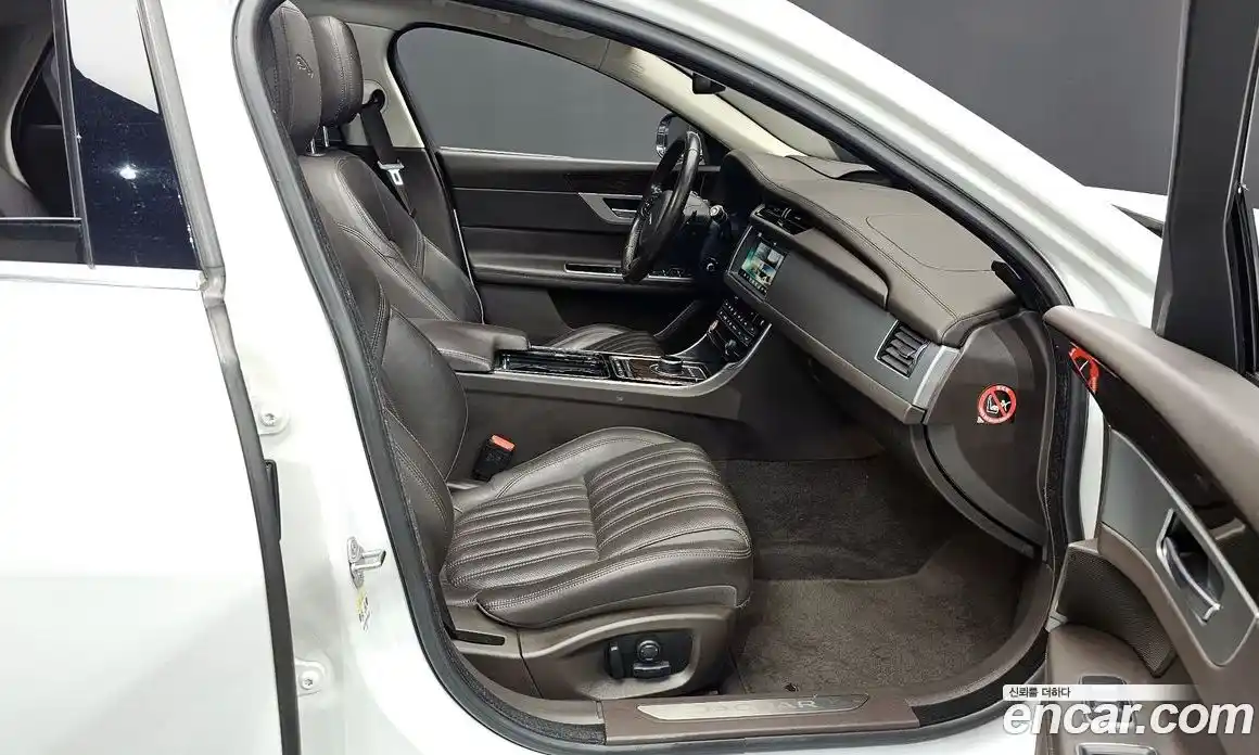 Jaguar XF 2017 2.0 Автомат в Москве № 335834, фото 11