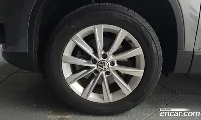 Volkswagen Tiguan 2015 2.0 Автомат в Москве № 400002, миниатюра 5