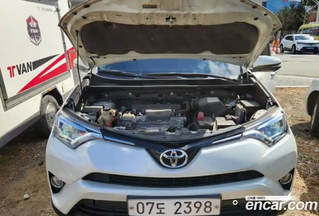 Toyota RAV4 2017 2.5 Автомат в Москве № 536956, фото 13