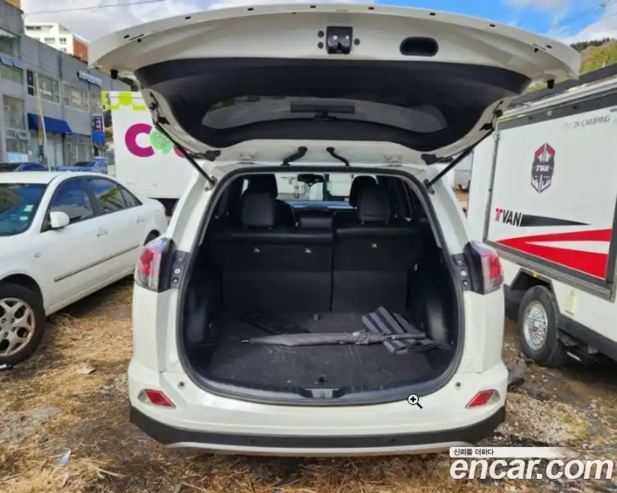 Toyota RAV4 2017 2.5 Автомат в Москве № 536956, фото 7