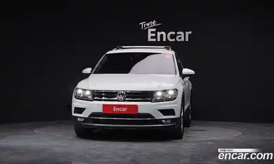 Volkswagen Tiguan 2018 2.0 Автомат в Москве № 214985, миниатюра 3