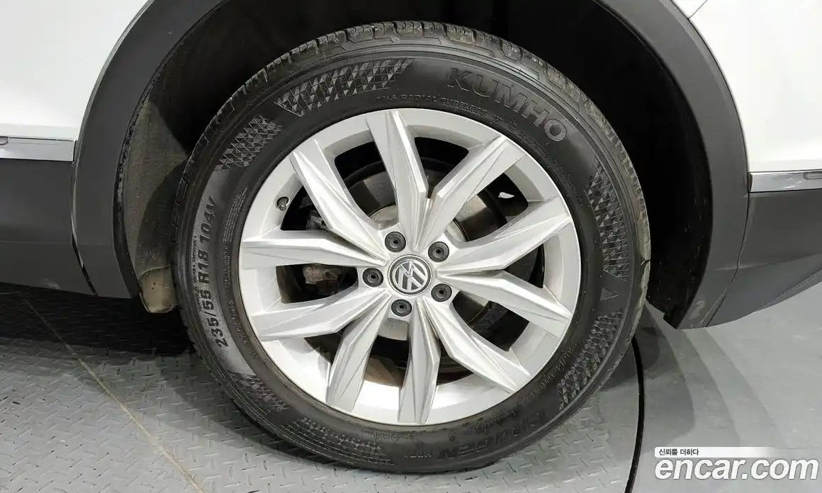 Volkswagen Tiguan 2018 2.0 Автомат в Москве № 214985, фото 5