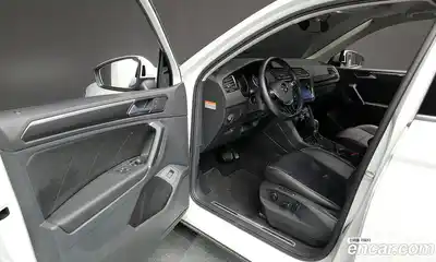 Volkswagen Tiguan 2018 2.0 Автомат в Москве № 214985, миниатюра 6