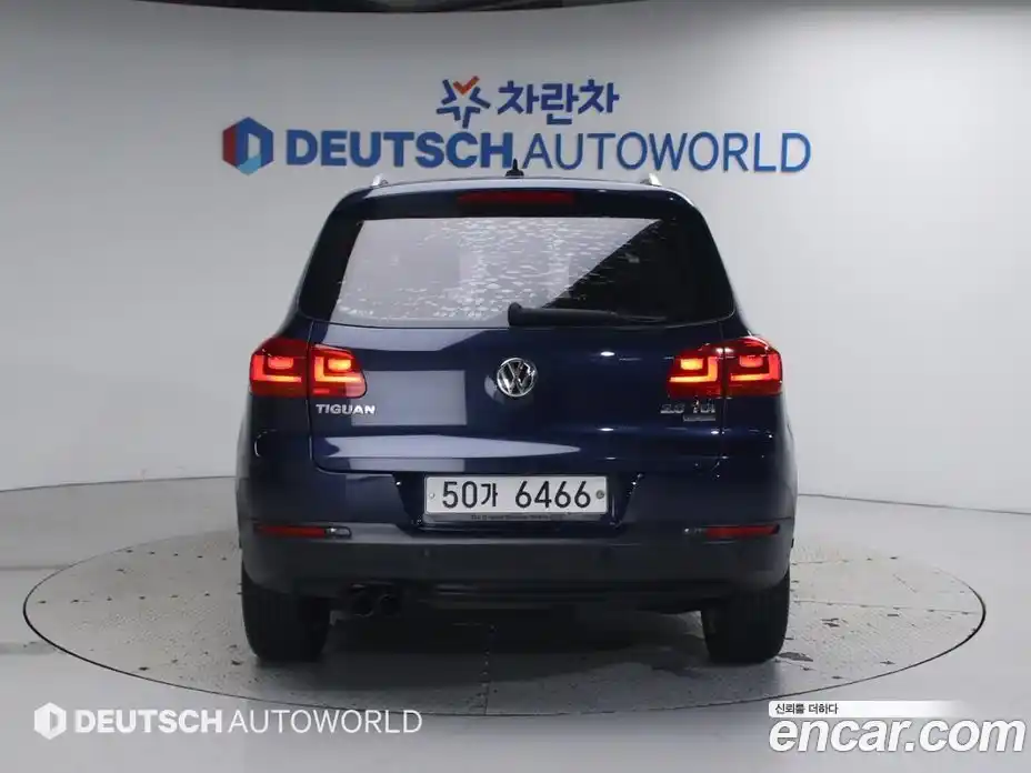 Volkswagen Tiguan 2015 2.0 Автомат в Москве № 215326, фото 4