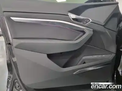 Audi Q8 e-tron 2024 0.3 Автомат в Москве № 230311, миниатюра 11