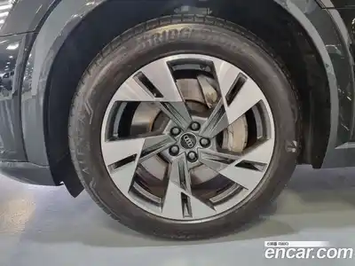 Audi Q8 e-tron 2024 0.3 Автомат в Москве № 230311, миниатюра 5