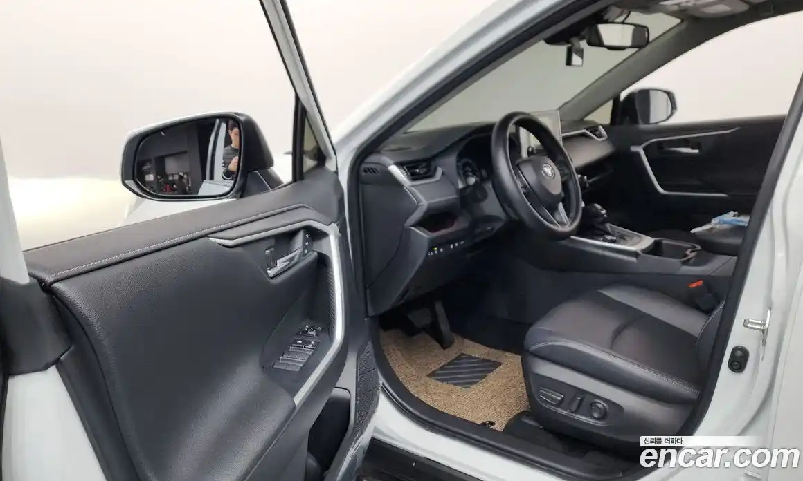 Toyota RAV4 2025 2.5 Автомат в Москве № 383904, фото 10