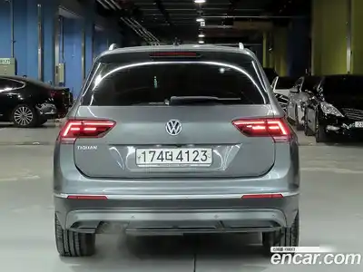 Volkswagen Tiguan 2020 2.0 Автомат в Москве № 215203, миниатюра 3