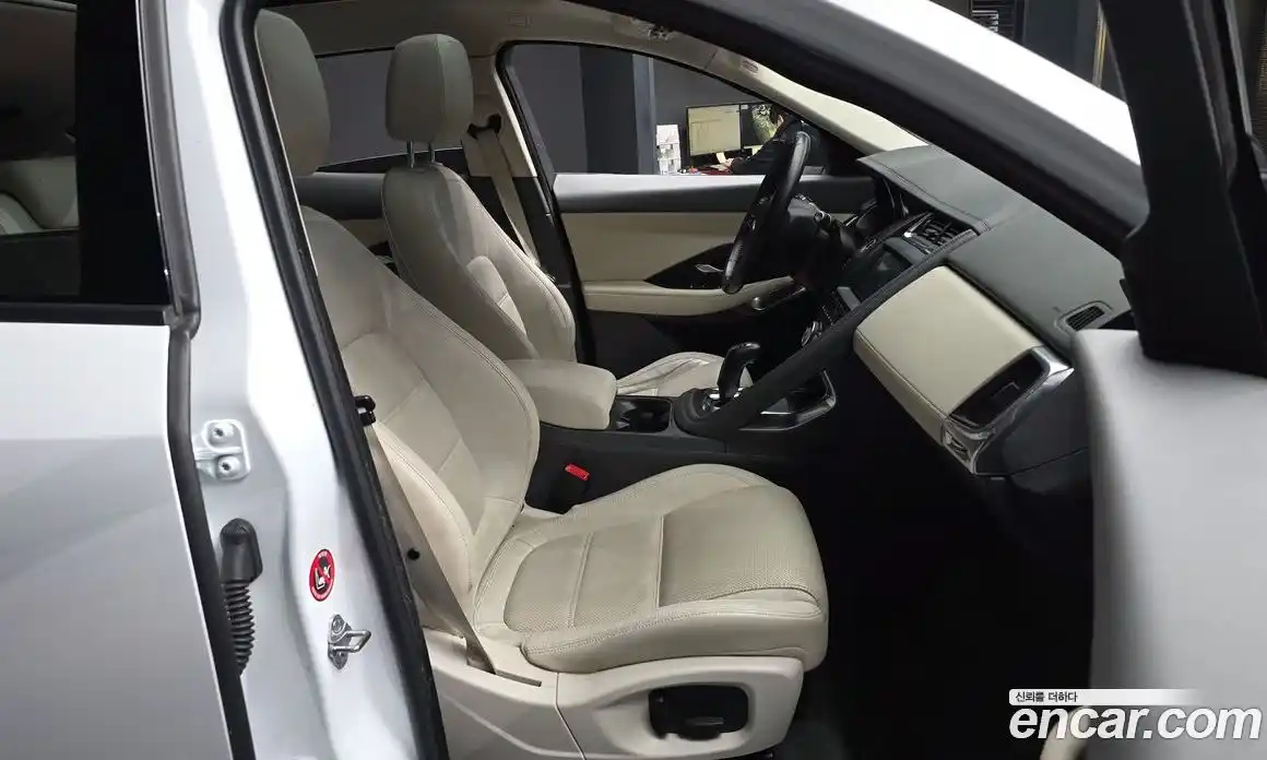 Jaguar E-Pace 2019 2.0 Автомат в Москве № 474235, фото 11