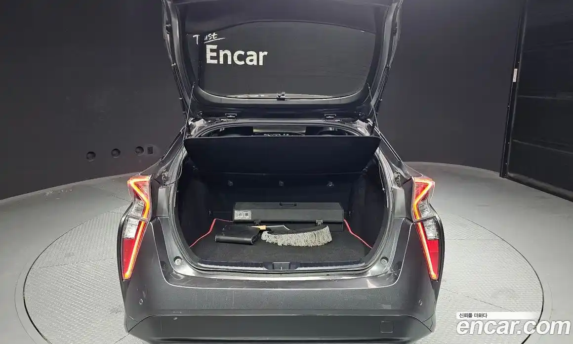 Toyota Prius 2017 1.8 Автомат в Москве № 524623, фото 20