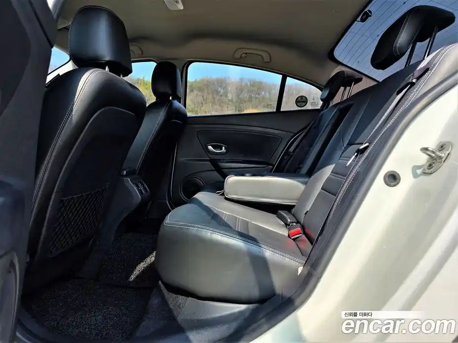 Renault SM3 2015 1.6 Автомат в Москве № 536354, фото 12