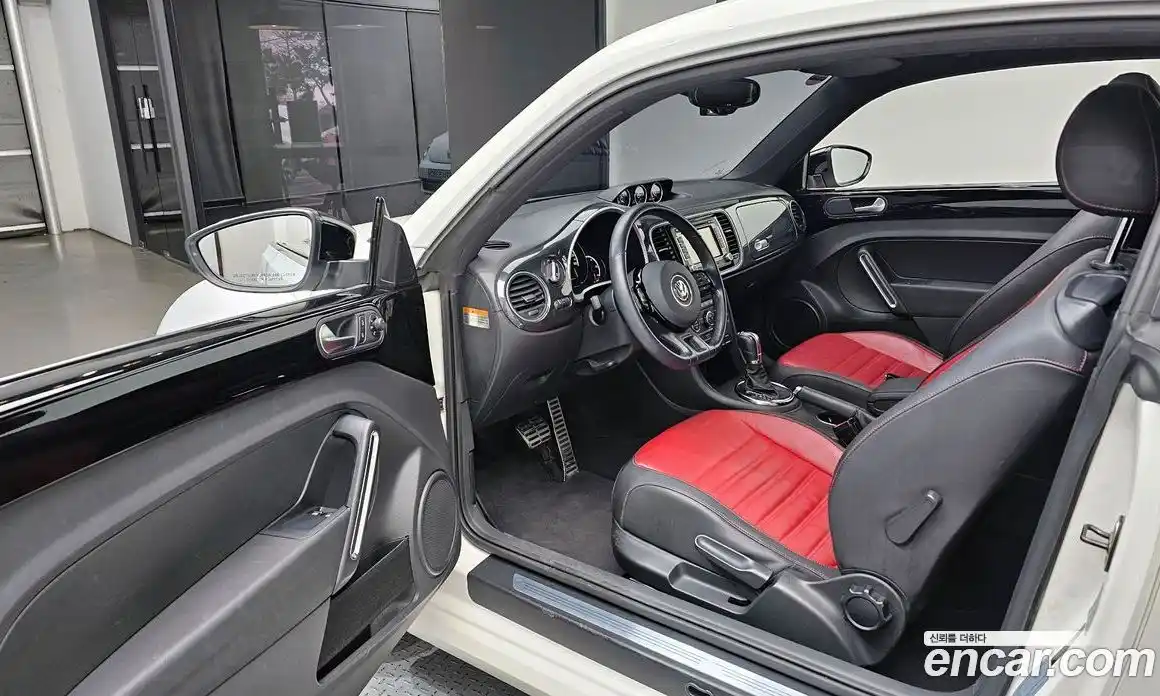 Volkswagen Beatle 2013 2.0 Автомат в Москве № 167652, фото 19